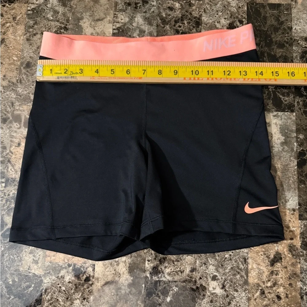 Nike Pro women’s 4” short DRI FIT black and light orange color size L EUC